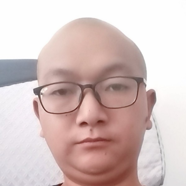 爱笑深拥水池的照片