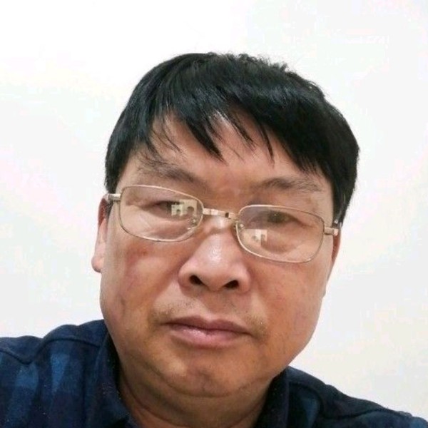 义气打啤酒黎明的照片