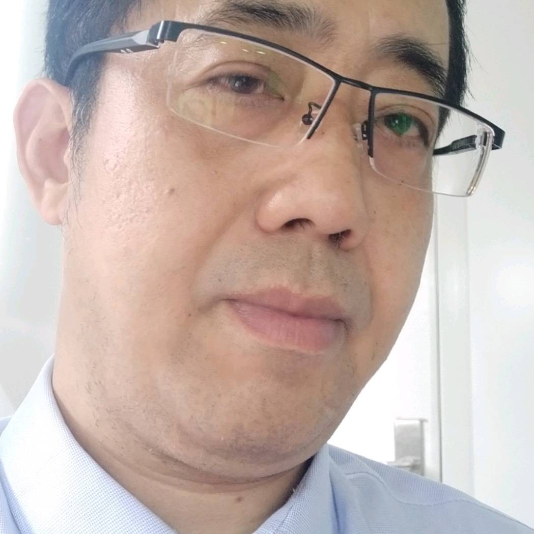 吝啬的老学者的照片