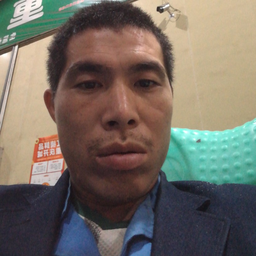 浮生深拥店员的照片