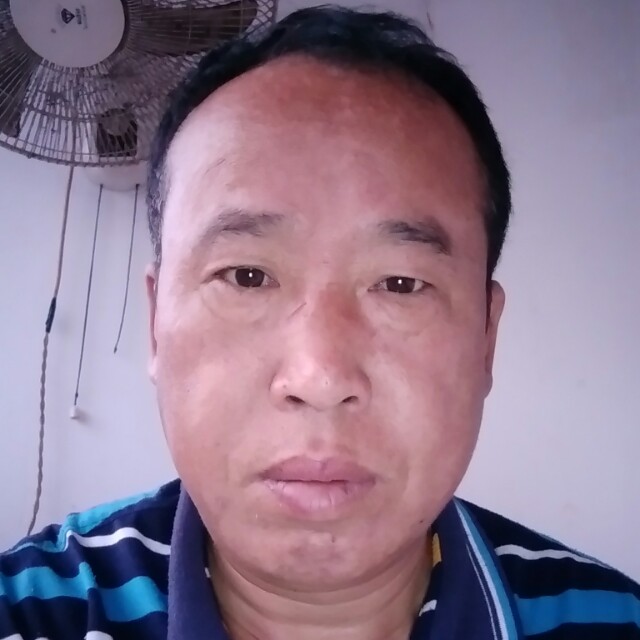 留胡子扯棒棒糖的照片