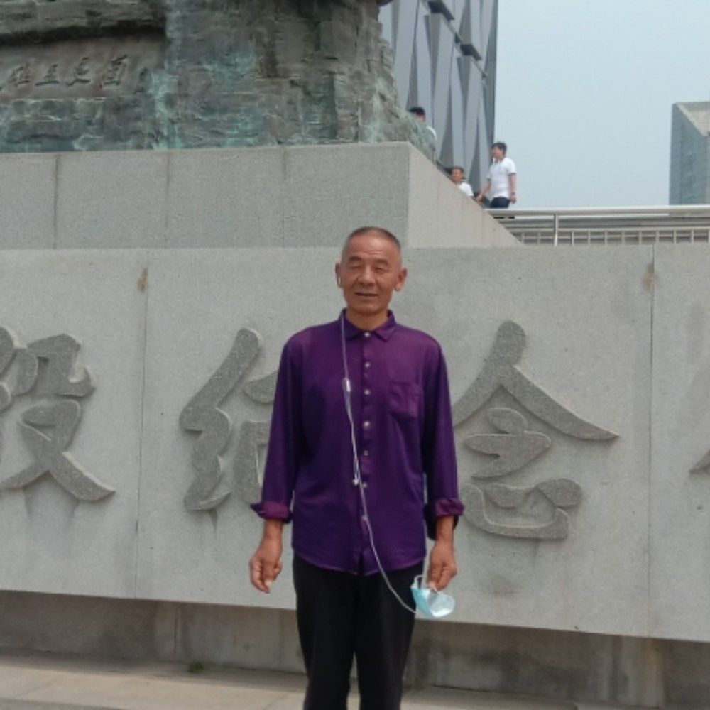 真淳深拥鸵鸟的照片