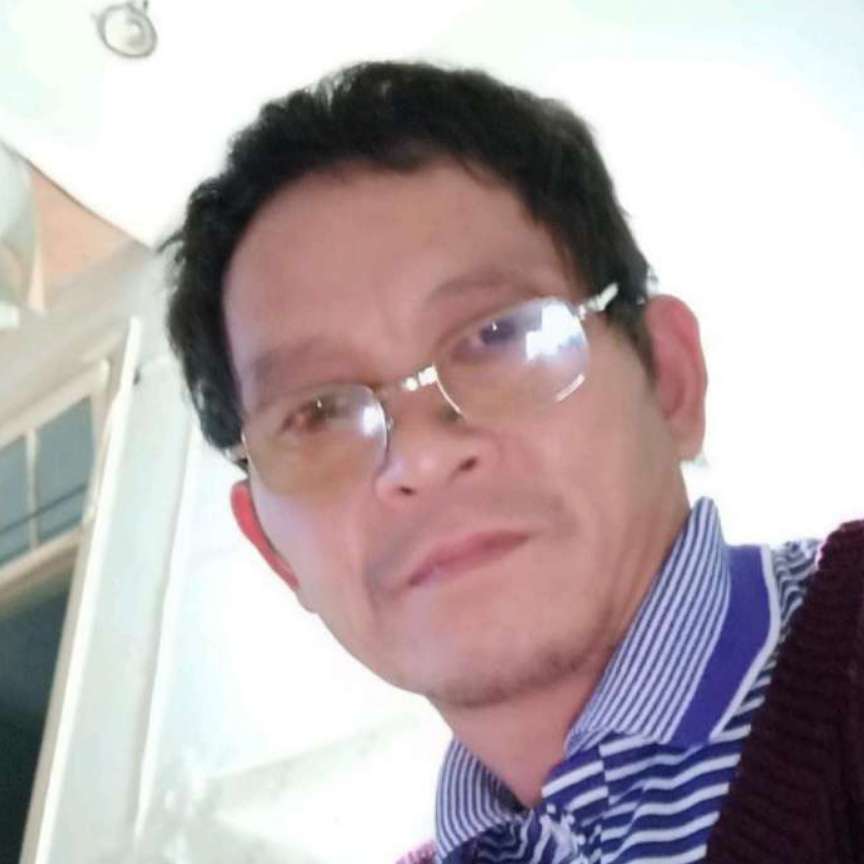 老实等待绿草的照片