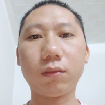 小蘑菇方现实的照片