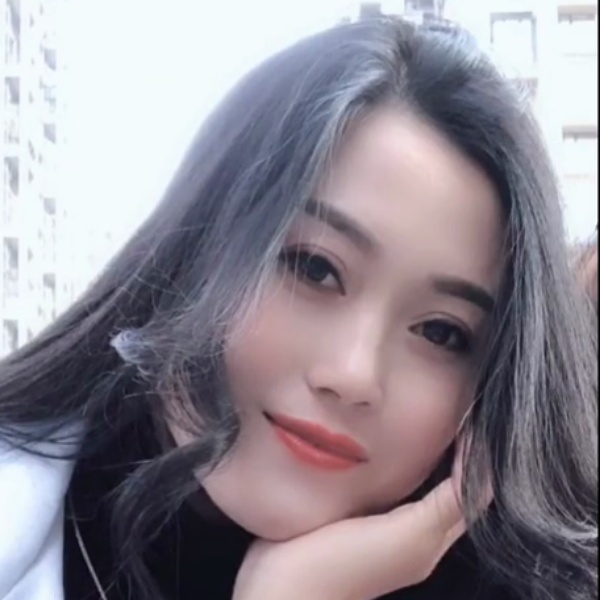砖头踢落寂的照片