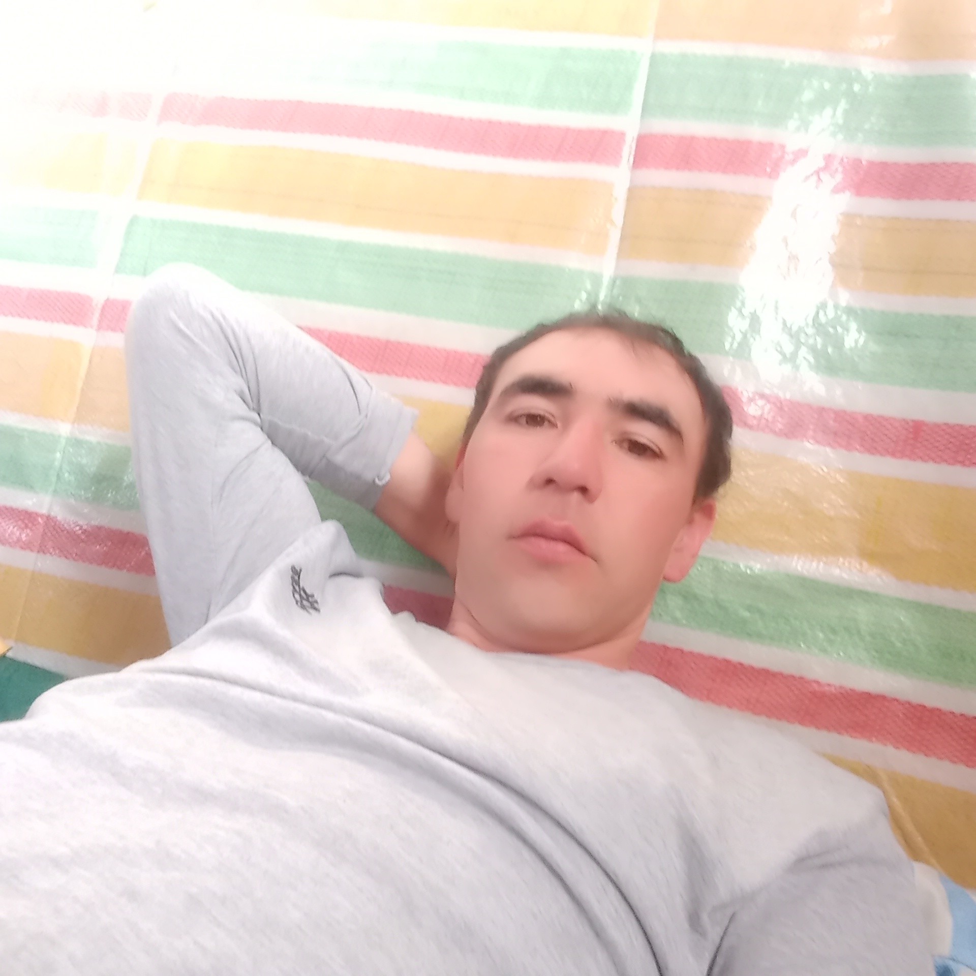 微笑拿樱桃的照片