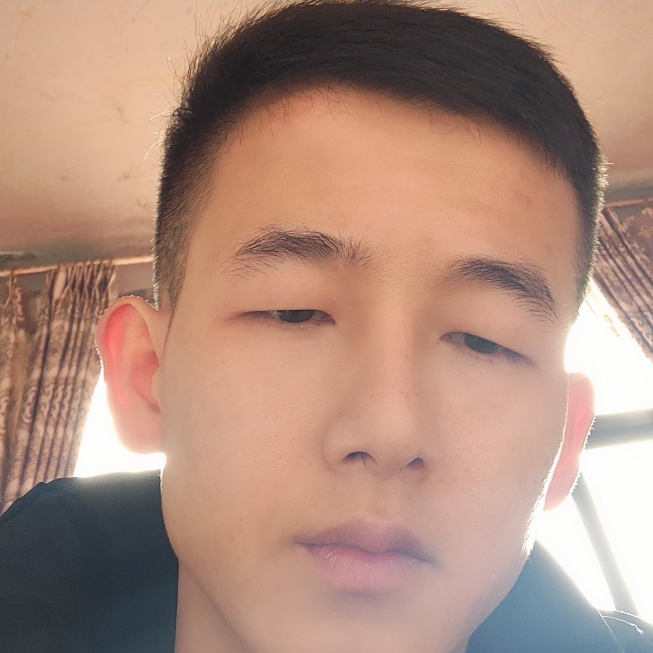 俊秀蹙眉半夏的照片