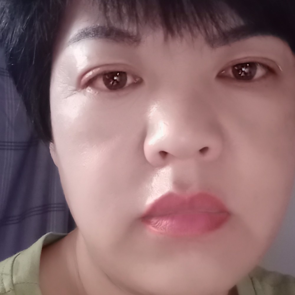 潺潺清泉水的照片
