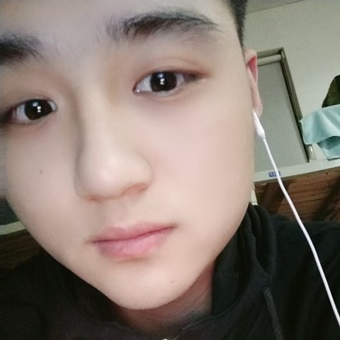 草丛挽手愉快的照片