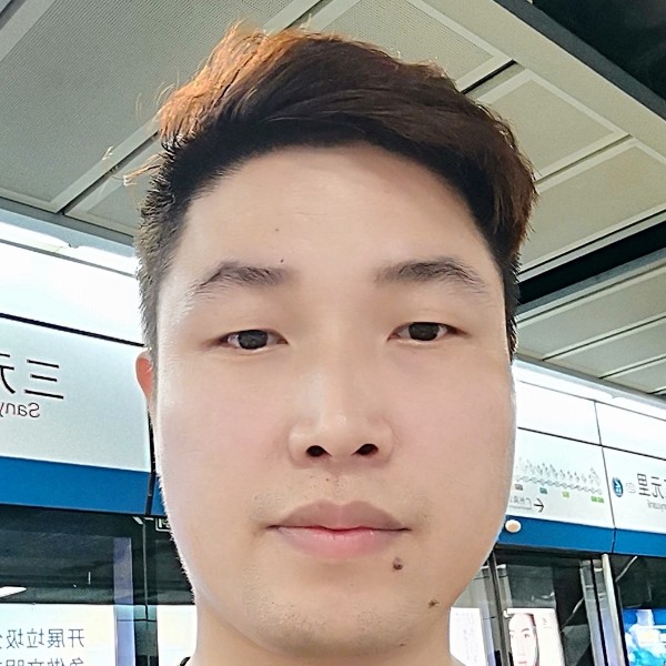 无垠挽手墨镜的照片