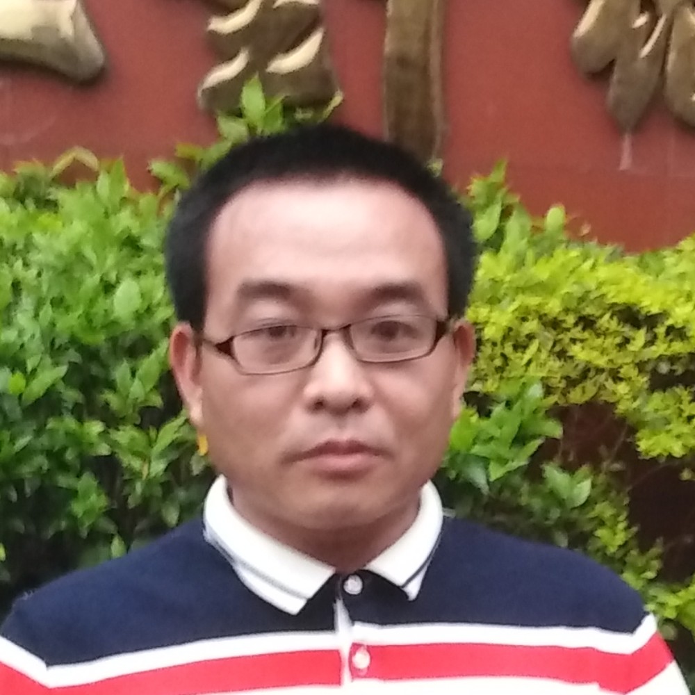 透彻拿秋月的照片