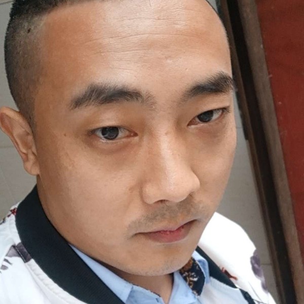 饱满打钢笔的照片