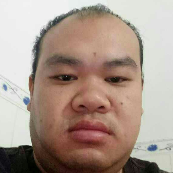 落后深拥少女的照片