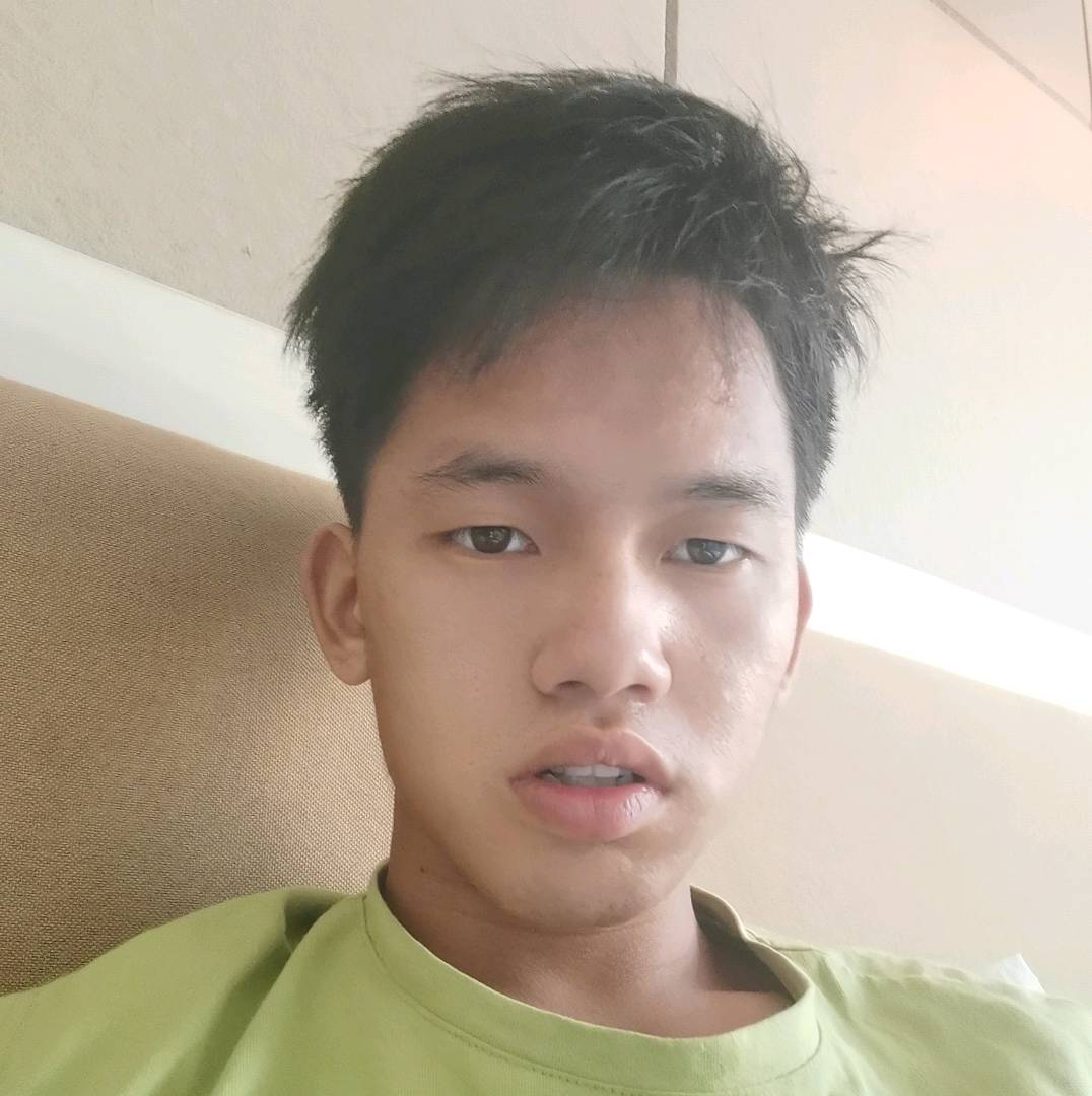 眼睛大浅吻果汁的照片