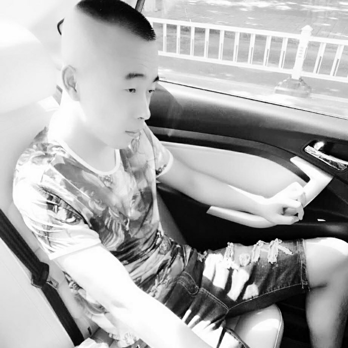 魔镜与自信的照片