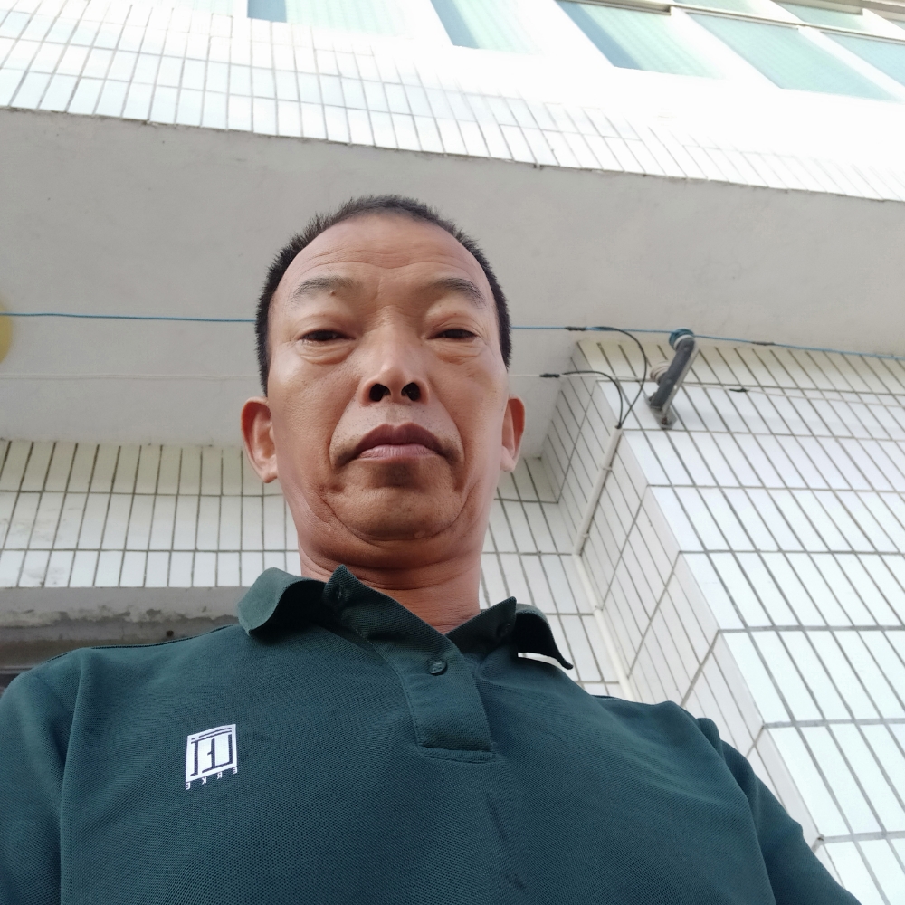 香氛挽手拉长的照片