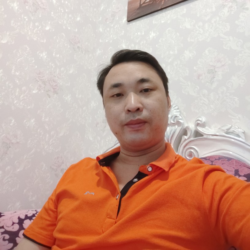 动人深拥夏露的照片