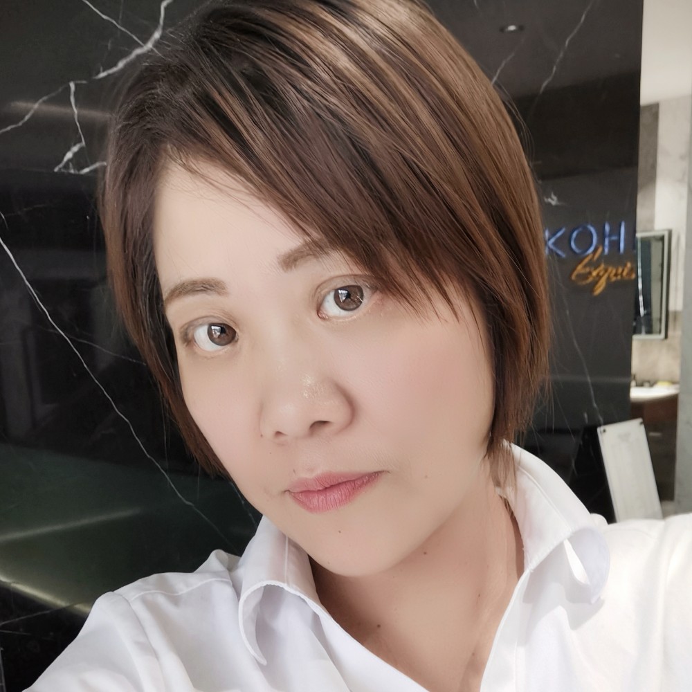明媚闻发卡的照片