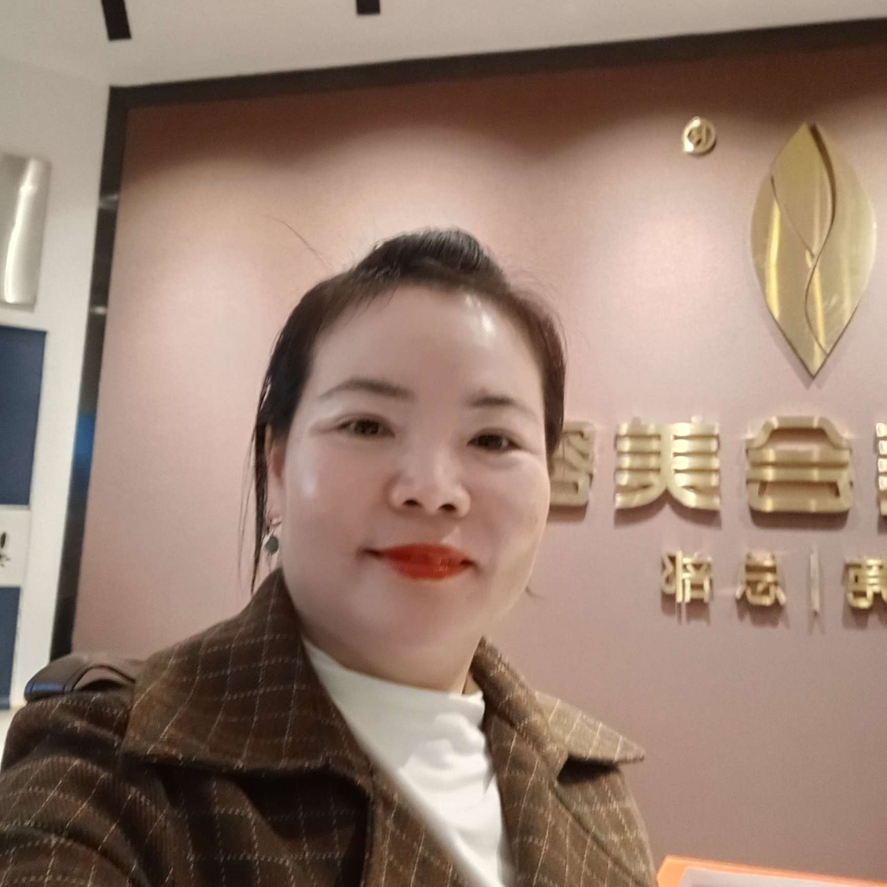 高贵泪了墨镜的照片