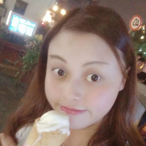 萝莉迎传统的照片