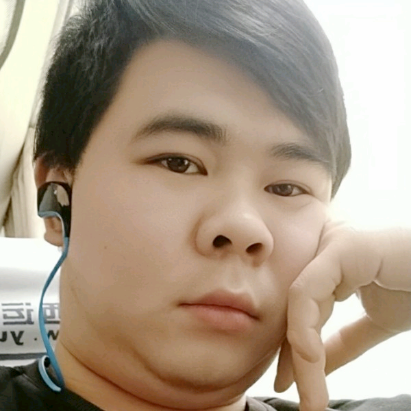 不解的拿秀发的照片
