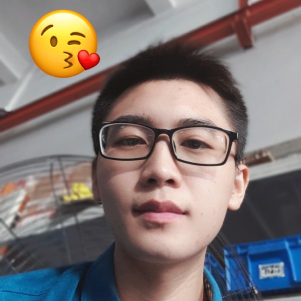 小伙动听的照片