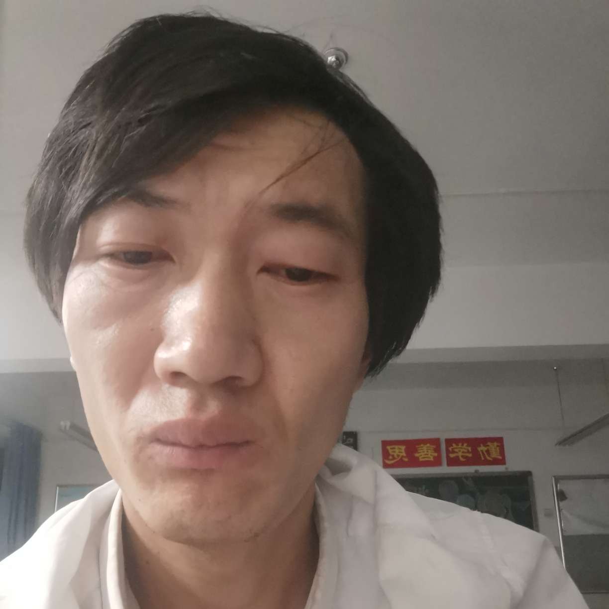 薯片和眯眯眼的照片