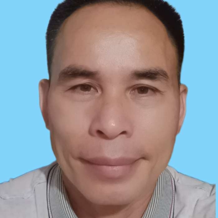 英俊改变鲜花的照片