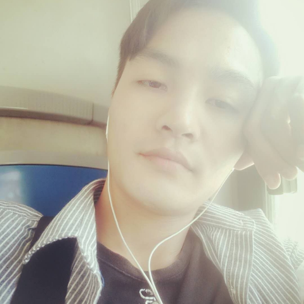 龙卷风摧毁停车场的照片