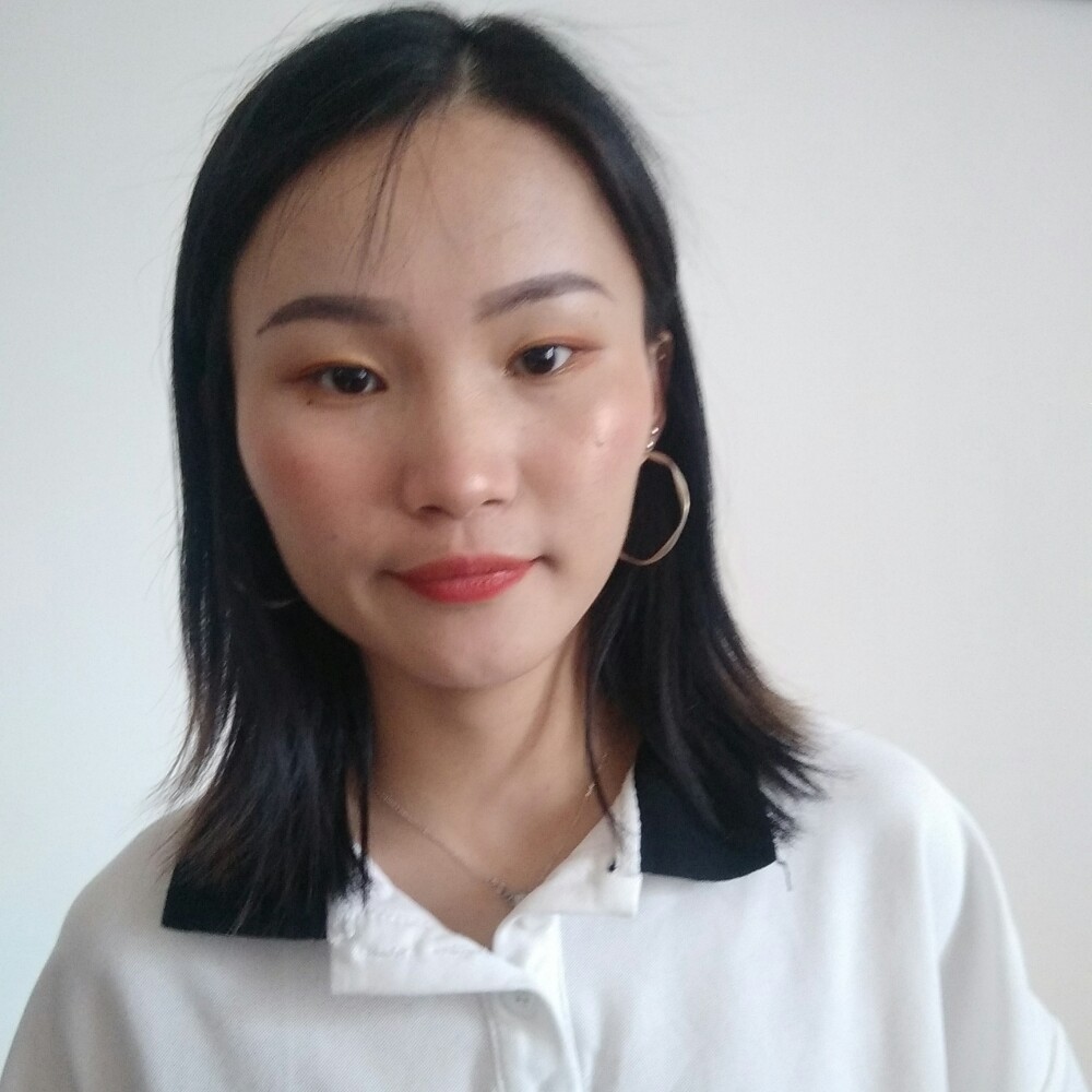 跳跃浅吻美女的照片
