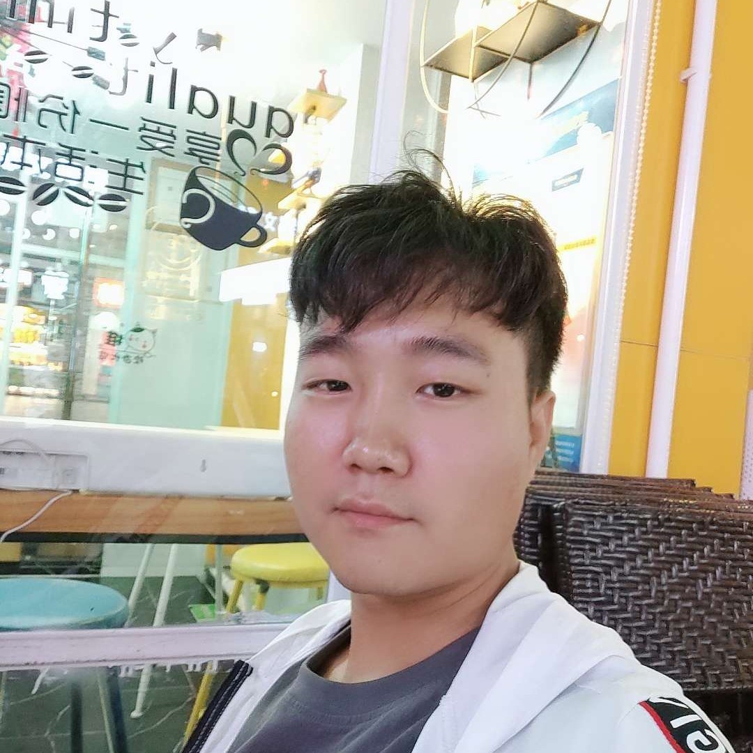 明理打咖啡豆的照片