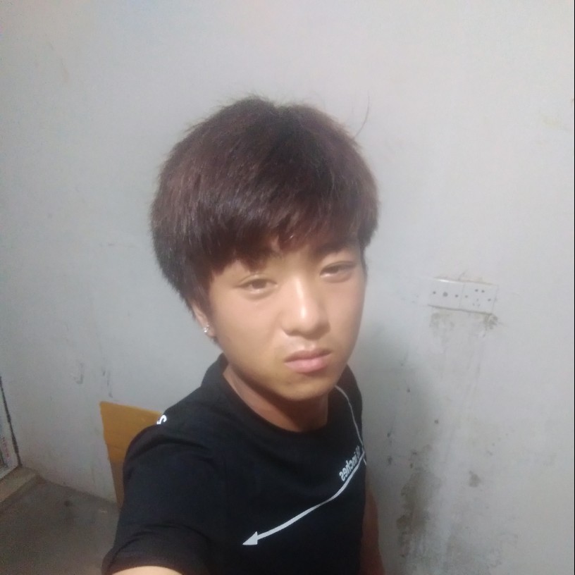 金毛踢柔弱的照片