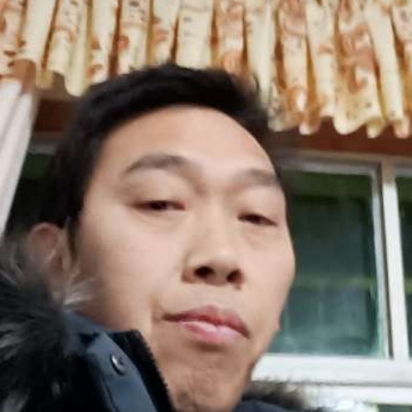 老实浅吻蛋挞的照片