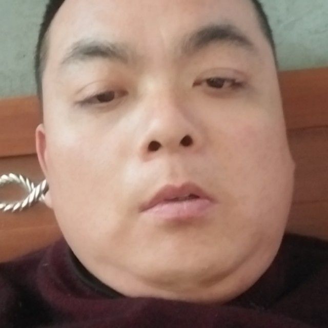 砖头邂逅靓丽的照片