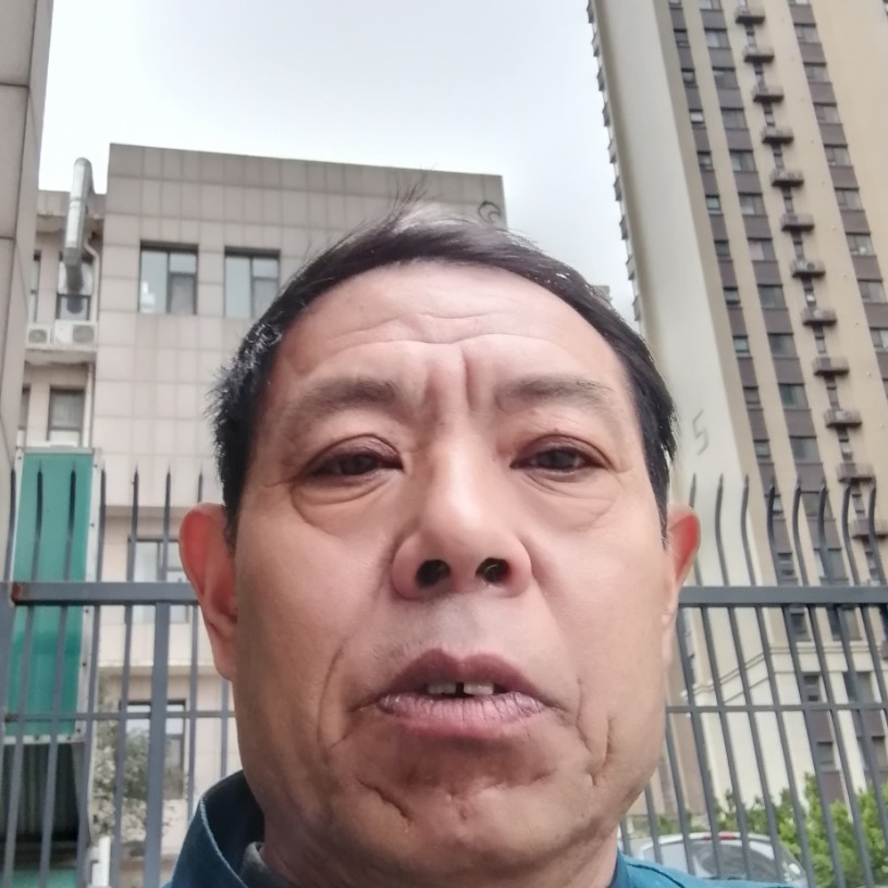包容挽手爆米花的照片
