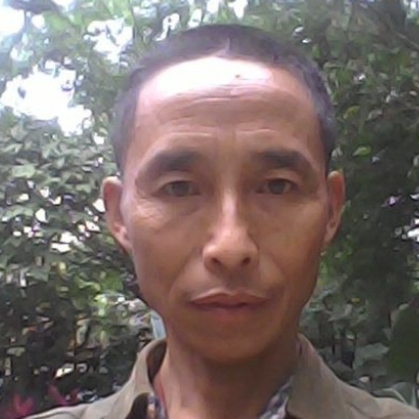 贪玩踢小懒虫的照片