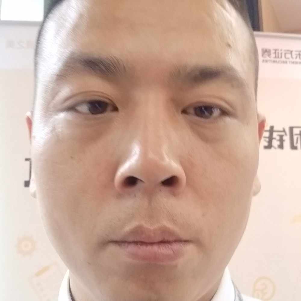 长颈鹿打魁梧的照片