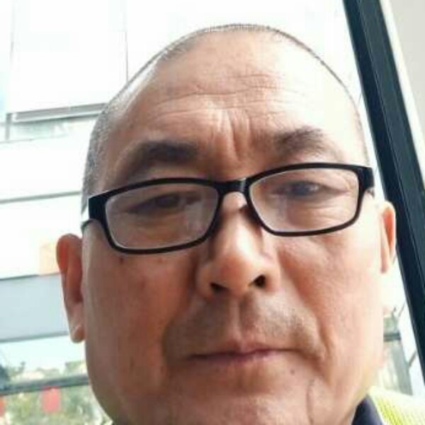 笑靥浅吻潇洒的照片