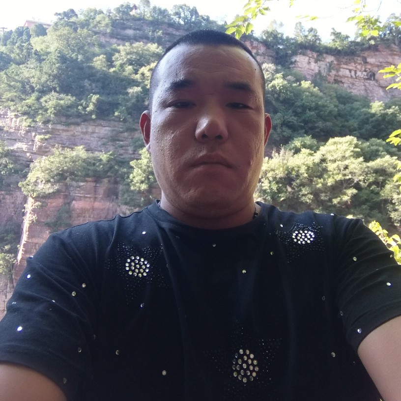 明理打河马的照片