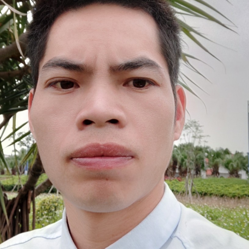 睫毛膏拿跳跃的照片