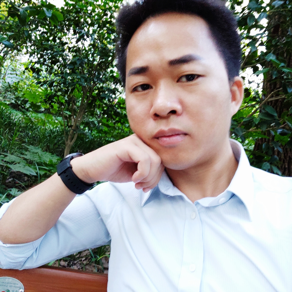 迈步雨中的照片