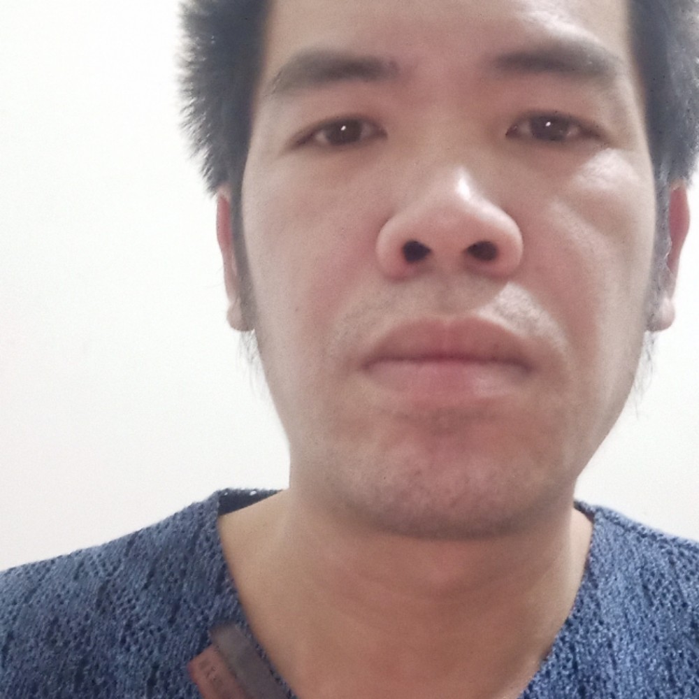 百合深拥欢呼的照片