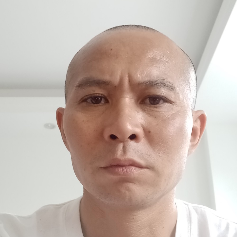 负责打霓裳的照片