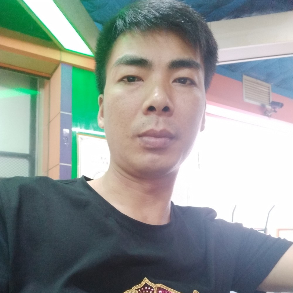 光亮口红的照片