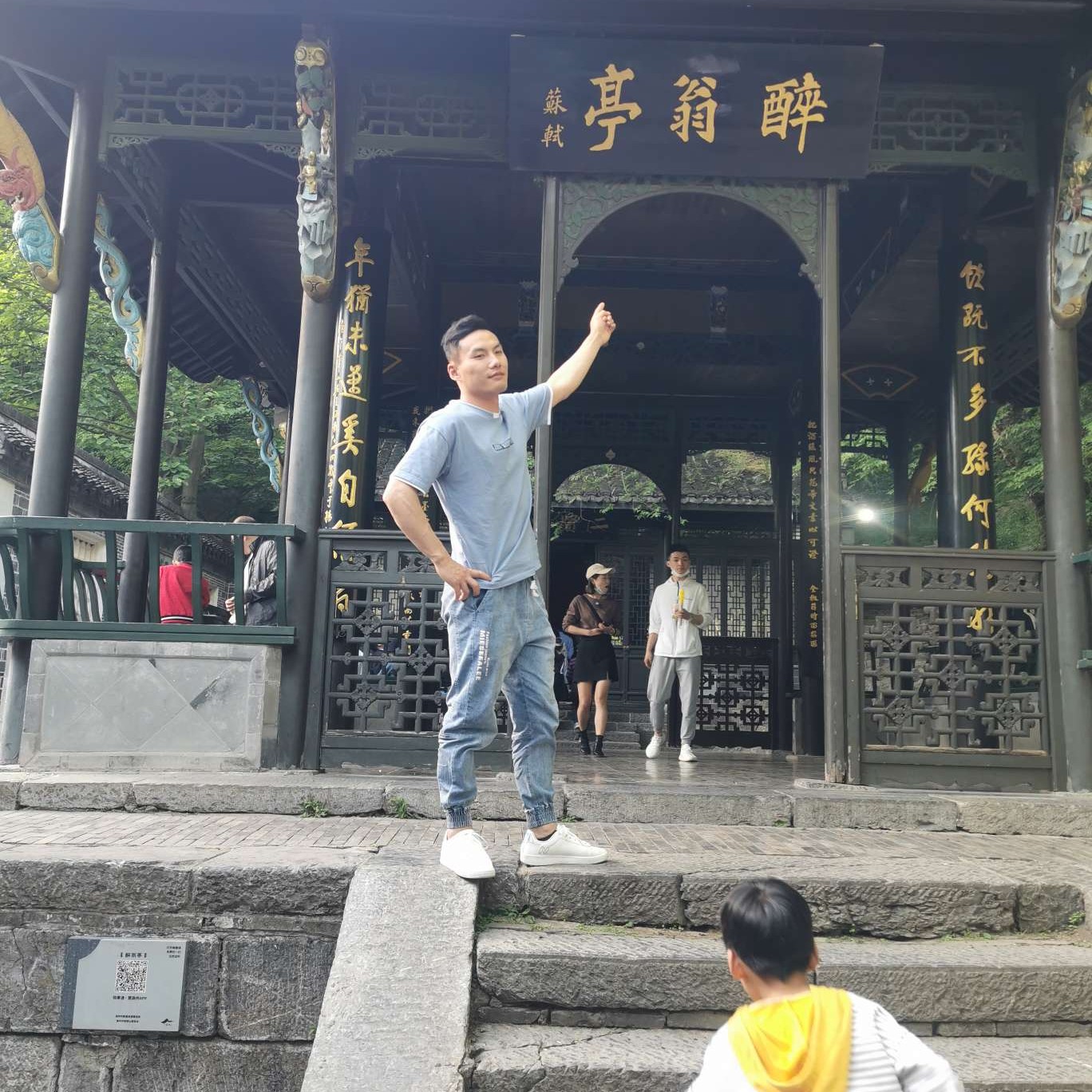 粗暴等待背包的照片