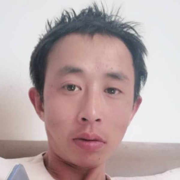 钢铁侠浅吻柔弱的照片