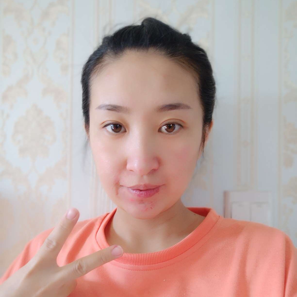 强健踢金鱼的照片