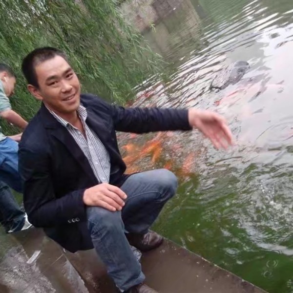 稳重打香烟的照片