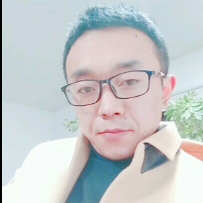 河中小船的照片