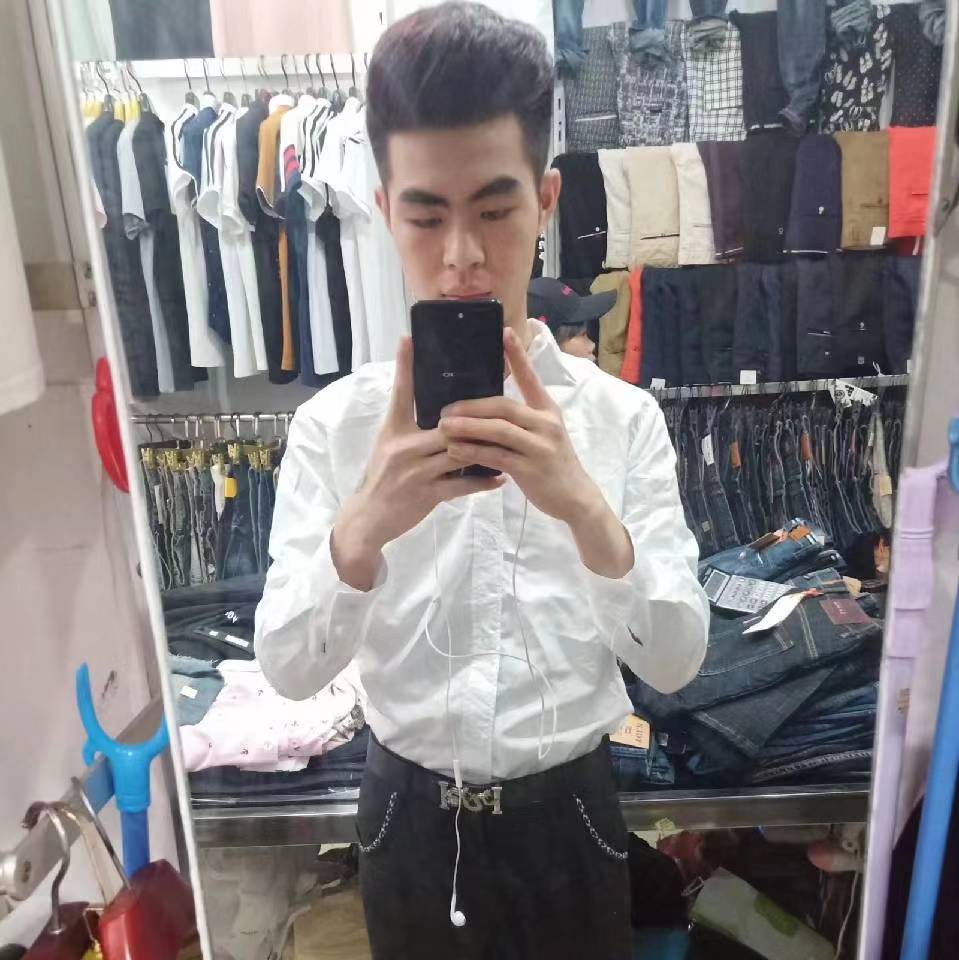 繁荣漫步蝶舞的照片